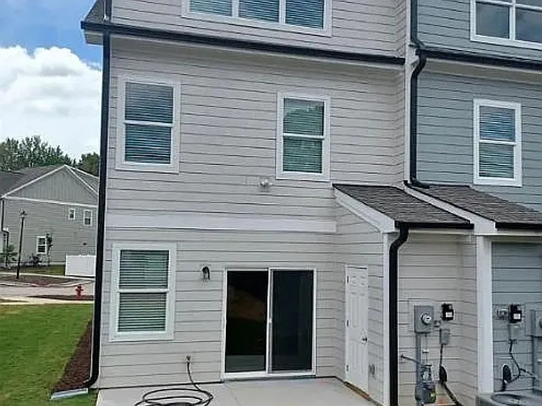 330 Old Grove Ln — Photo 4