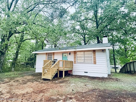 3rd image of 114 Camellia Cir