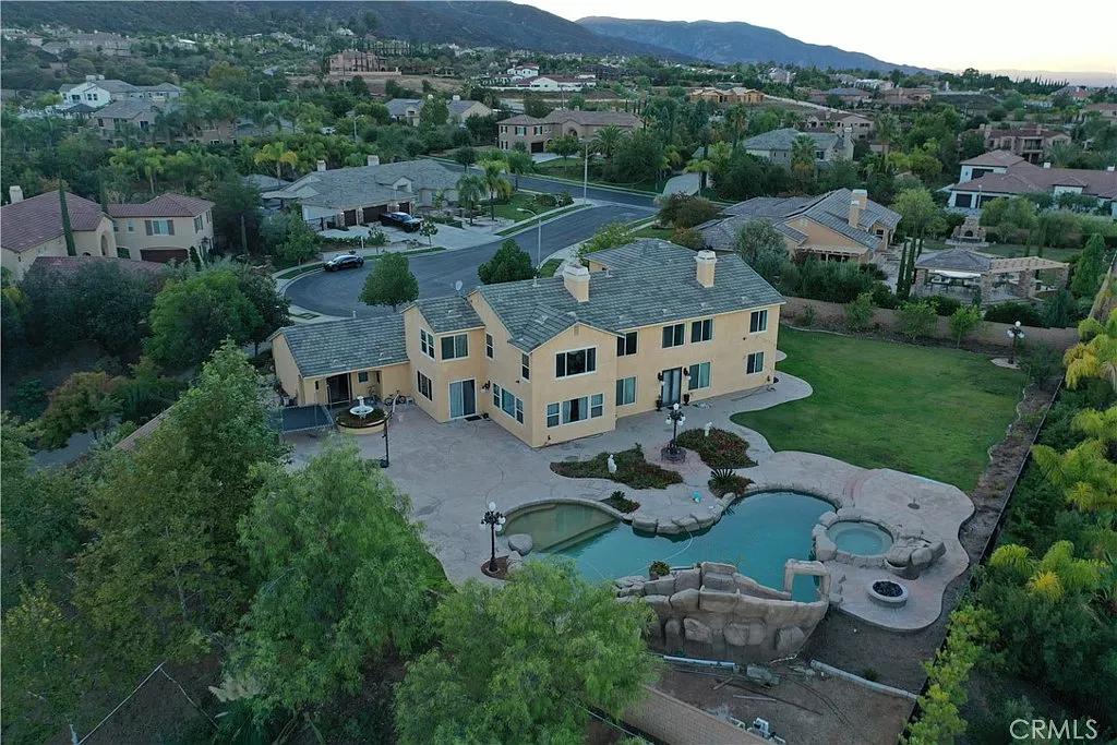 5 bed, 4.5 bath, 5317 sqft, $7,740 — Photo 3