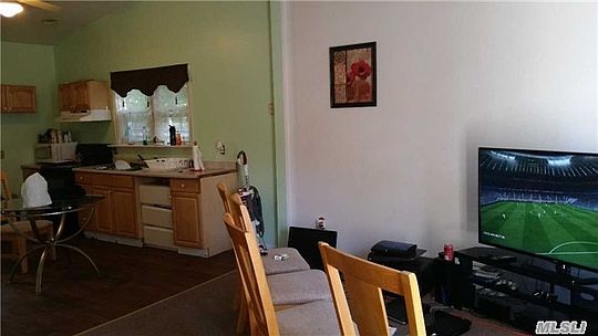 4th image of 215 Chichester Ave