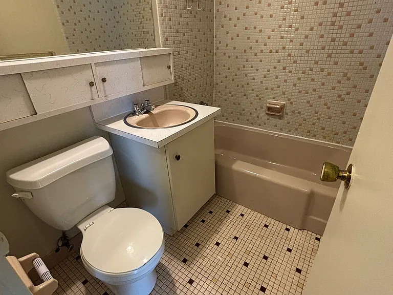 27 Henderson Ave — Photo 14