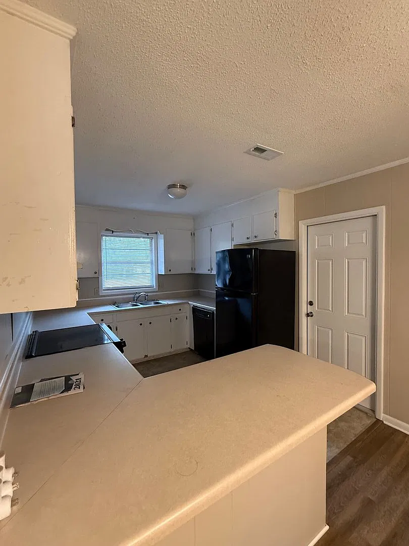 613 Morgan- Available NOW — Photo 3