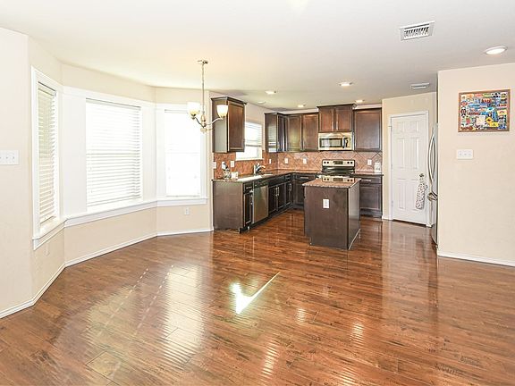 4th image of 3410 Lorne Dr