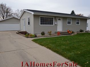 905 Hillview Dr, Marion, IA 52302