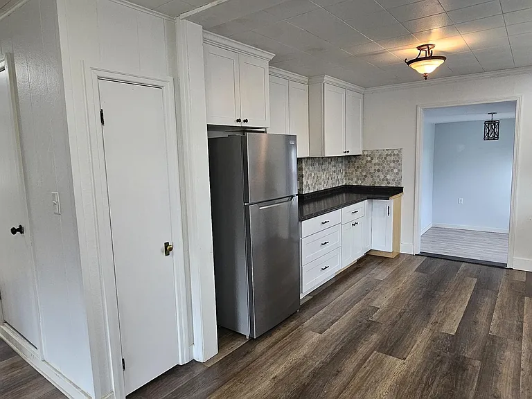 602 E Market St — Photo 9