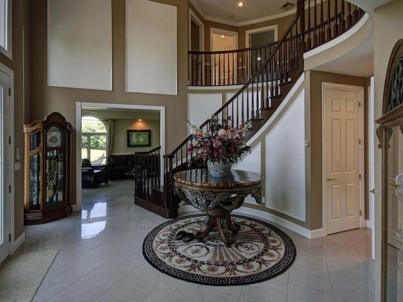 3rd image of 17 Crest Circle Dr