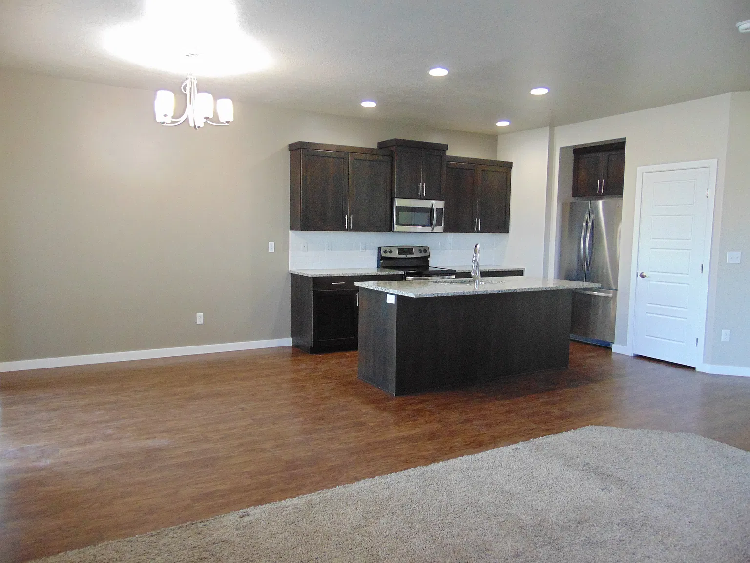 4 bed, 2.5 bath, 1852 sqft, $2,400 — Photo 2