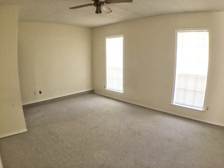 2026 Wedgewood Ln — Photo 3