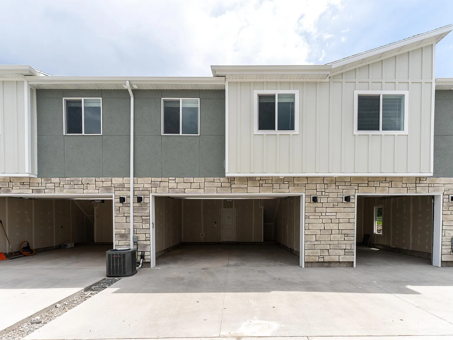 3 bed, 2.5 bath, 1476 sqft, $1,585 — Photo 4