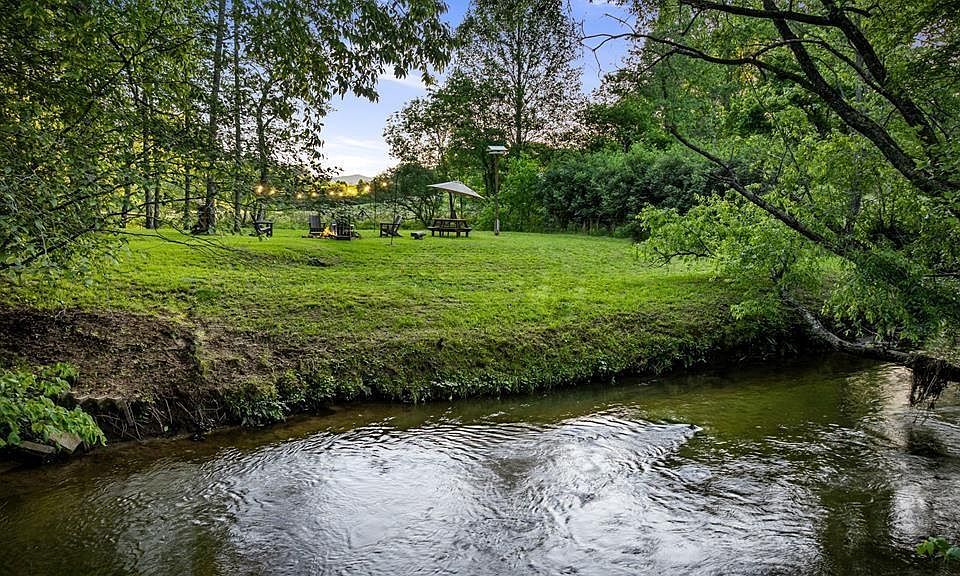 1st image of 390 Sunny Brook Rd