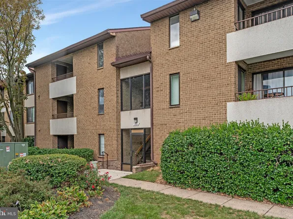 531 Florida Ave APT 204, Herndon, VA 20170