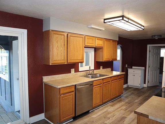 3rd image of 146 4th St