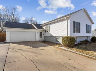 20 Clive Dr NW, Cedar Rapids, IA 52405