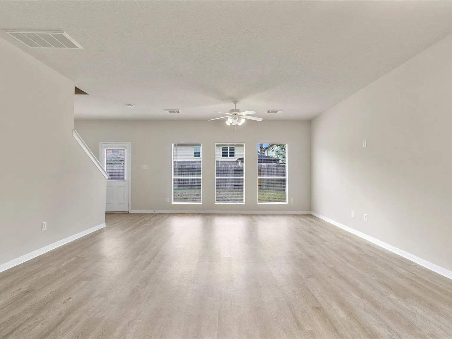 4 bed, 2.5 bath, 1936 sqft, $2,400 — Photo 3