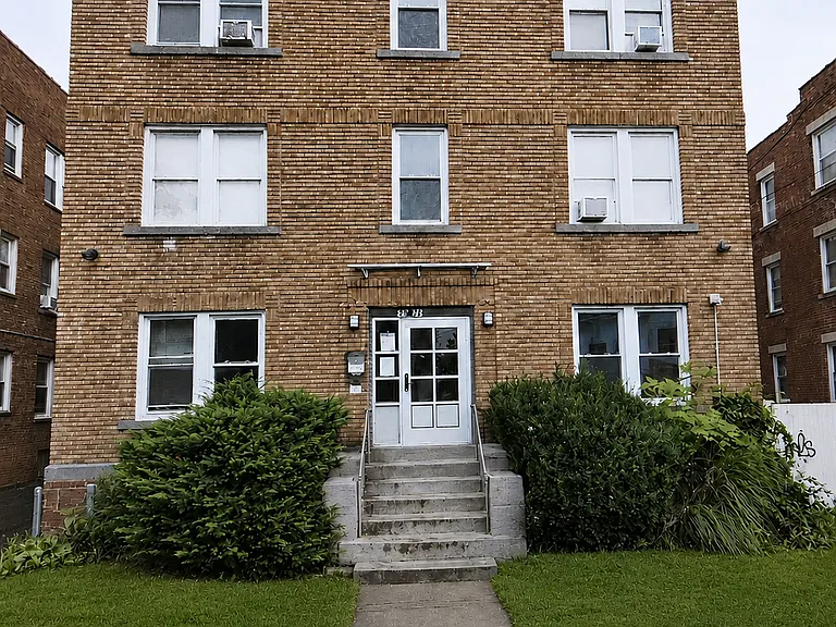 New Park Apartments — Photo 4