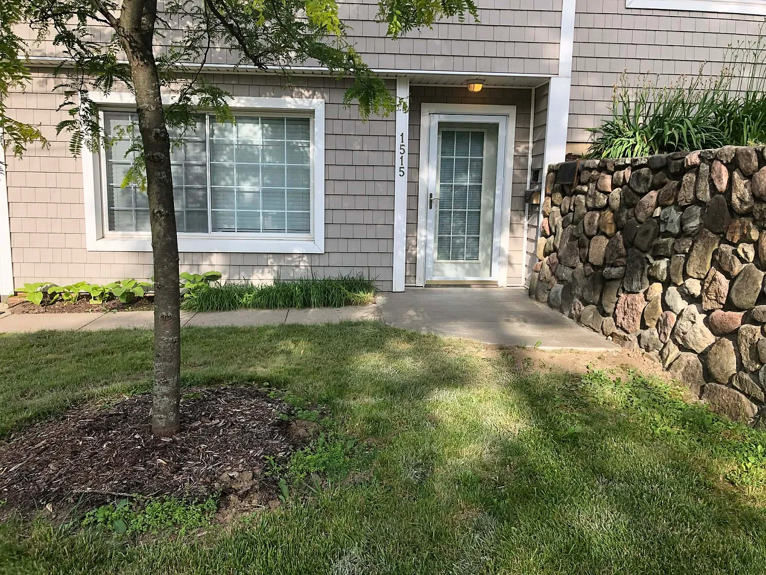 2 bed, 1.5 bath, 1100 sqft, $1,725 — Photo 3