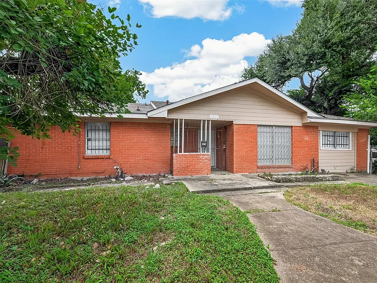 3815 Love St — Photo 2