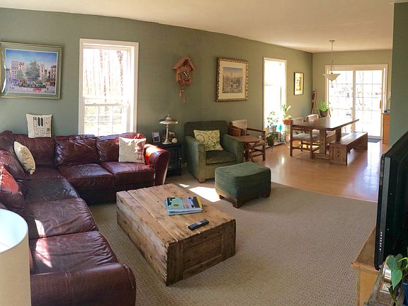 Spacious living room 