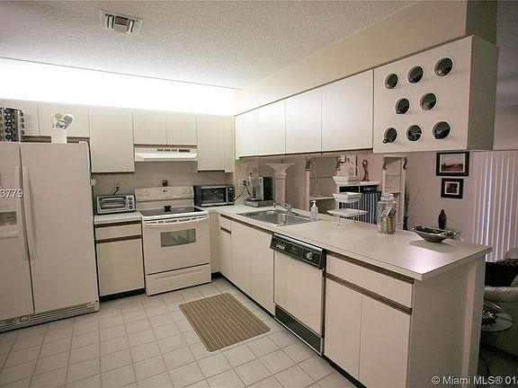 4th image of 7620 NW 79th Ave APT J2