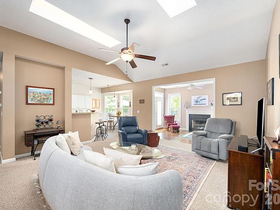 4th image of 102 W Farm Creek Dr