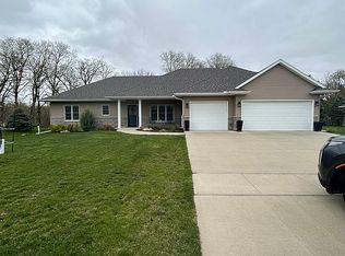 1008 Tanglewood Dr, Manchester, IA 52057