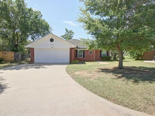1002 Oakchase Ct, Azle, TX 76020