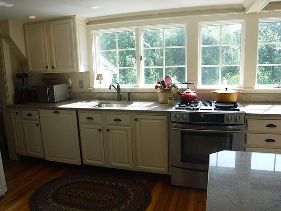 3rd image of 575 Essex St
