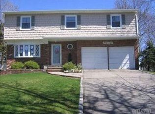 68 Holiday Park Dr, Hauppauge, NY