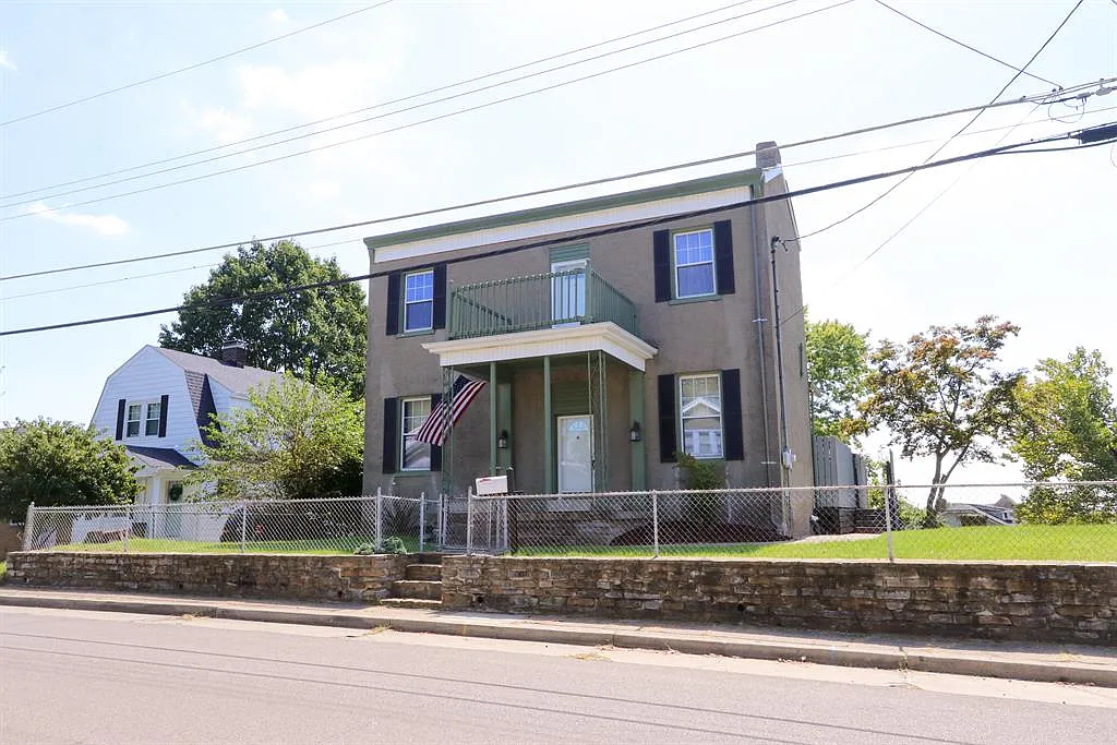 158 Kentucky Dr photo 1