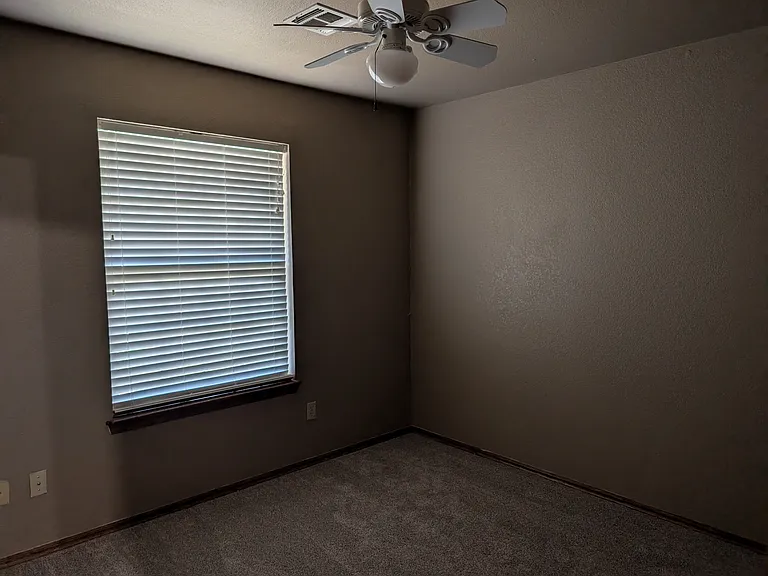 2813 Victoria Dr — Photo 16