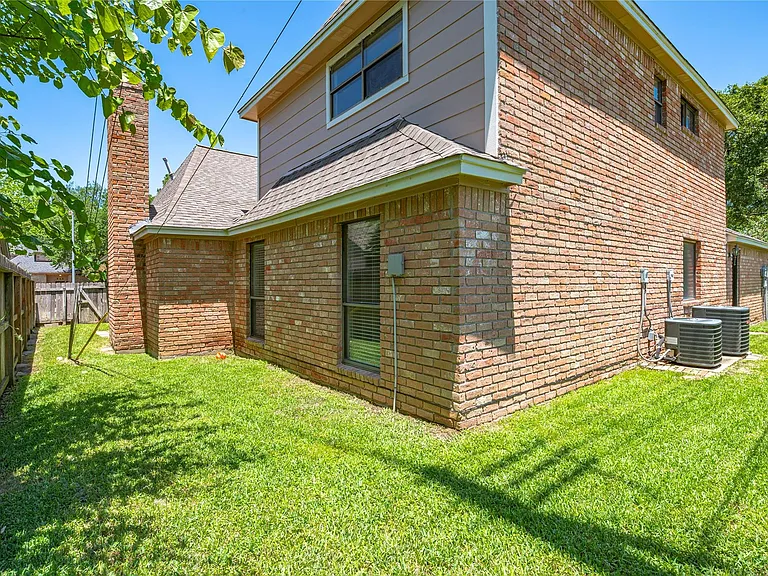911 Montview Dr — Photo 40