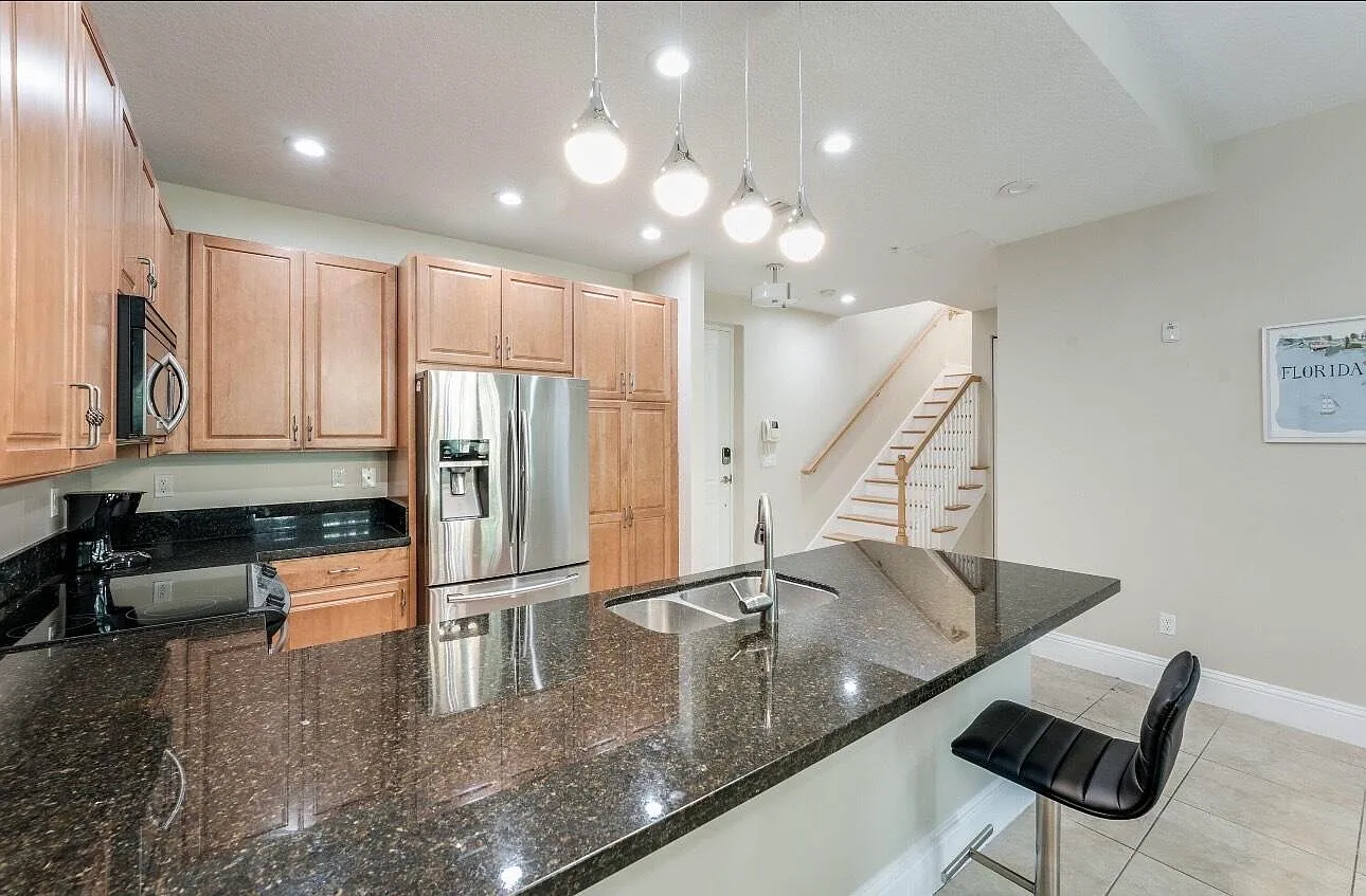 3 bed, 3.0 bath, 1617 sqft, $4,300 — Photo 2