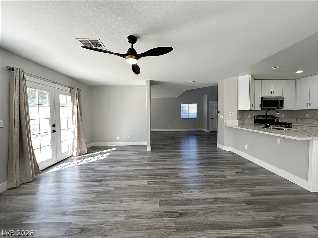 5 bed, 2.5 bath, 2090 sqft, $2,640 — Photo 4