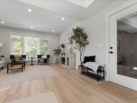 5th image of 46106 Riverside Dr #8