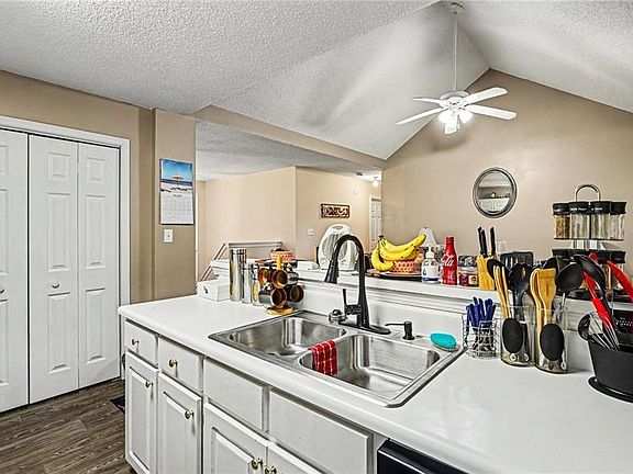 5th image of 130 Bobolink Dr
