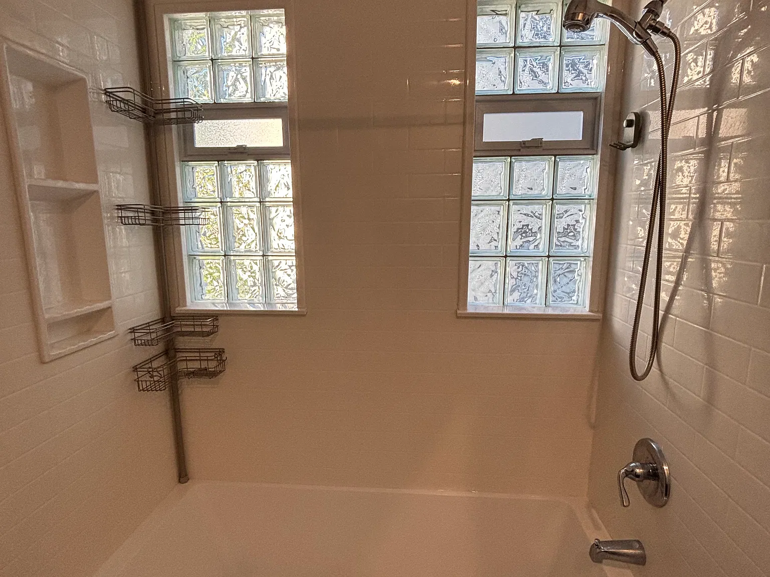 3 bed, 1400 sqft, $1,500 — Photo 3