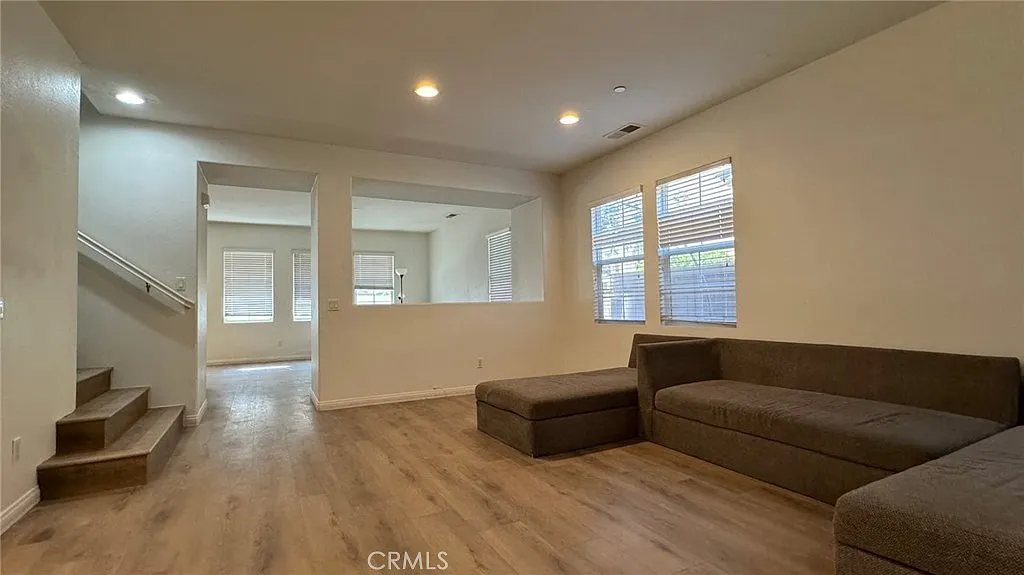 5 bed, 3.0 bath, 2700 sqft, $3,700 — Photo 2