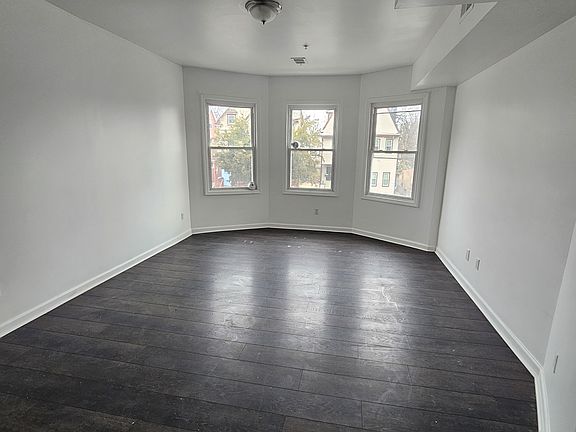 2nd image of 11 Carlton St Floor 3