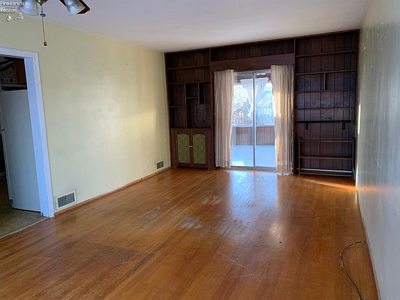 3rd image of 653 Van Buren St