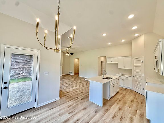 4th image of 1040 Great Glen Dr