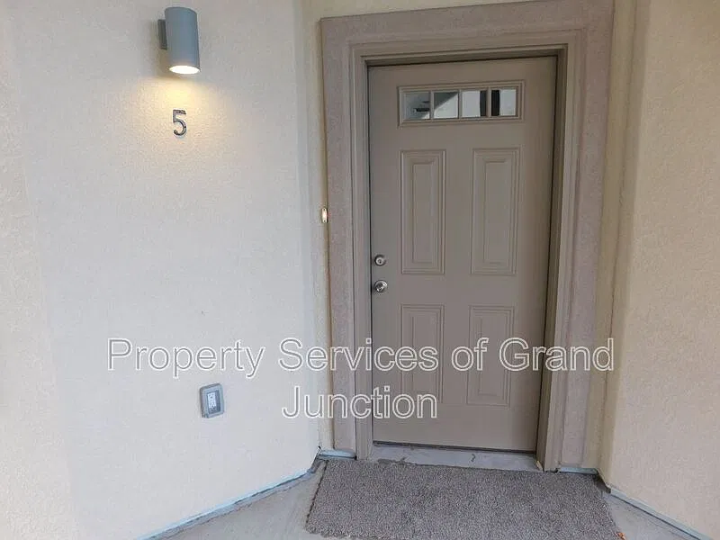 3 bed, 2.0 bath, 1207 sqft, $1,700 — Photo 2
