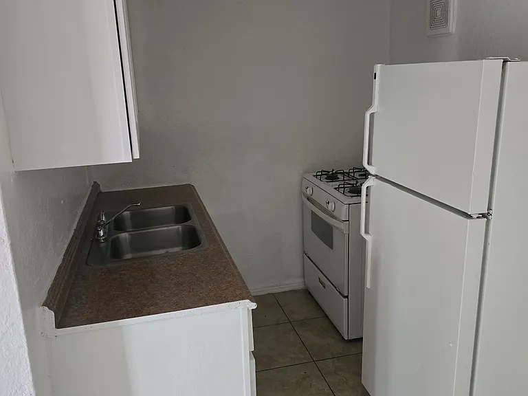 2556 Traction Ave #3 — Photo 5