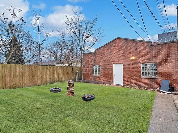 3rd image of 6204 S Artesian Ave