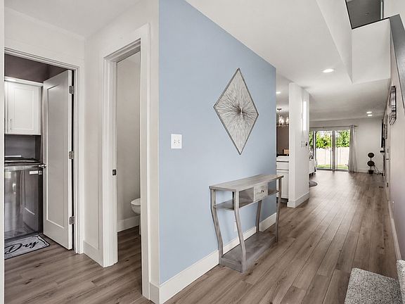 5th image of 16 Briar Hill Cir