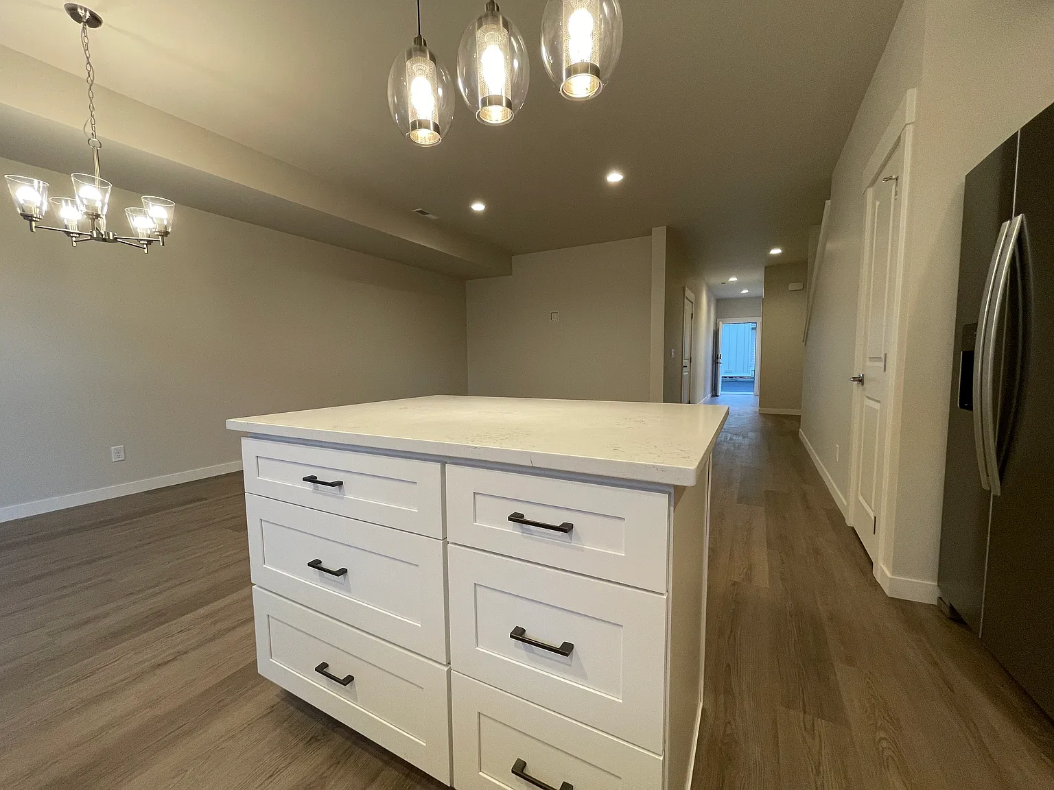 1030 Finch Ln — Photo 2