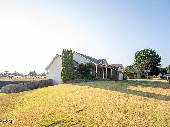 3rd image of 1301 Fox Ridge Ln