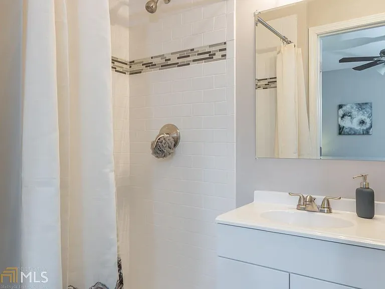 1920 La Mesa Ln — Photo 14