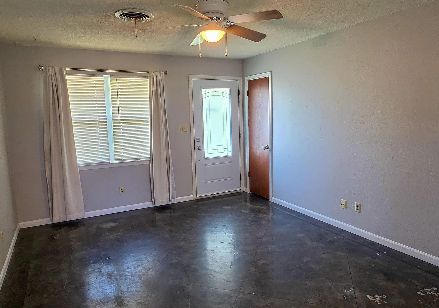 3 Bed 1 Bath home with garage for rent! — Photo 2