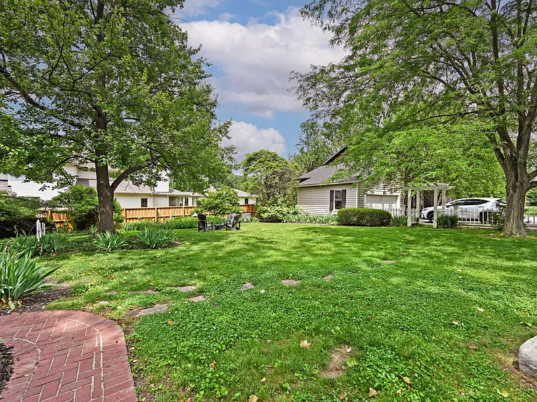 6900 Drake Rd — Photo 36