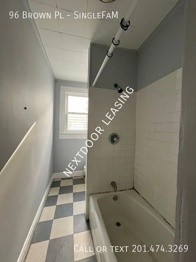 96 Brown Pl — Photo 3